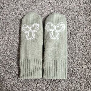 Aritzia TNA Light Green Mittens with White Design
